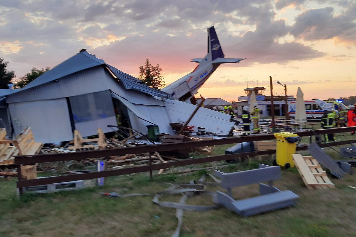 Samolot spadł na hangar, ofiary śmiertelne - katastrowa niedaleko Warszawy