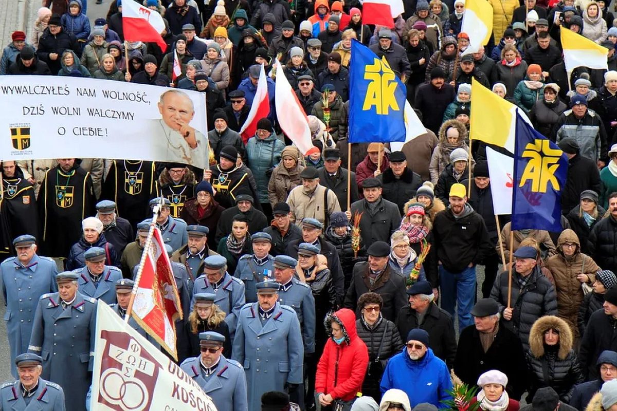Marsz papieski - tysiące Polaków wyszło na ulice polskich miast